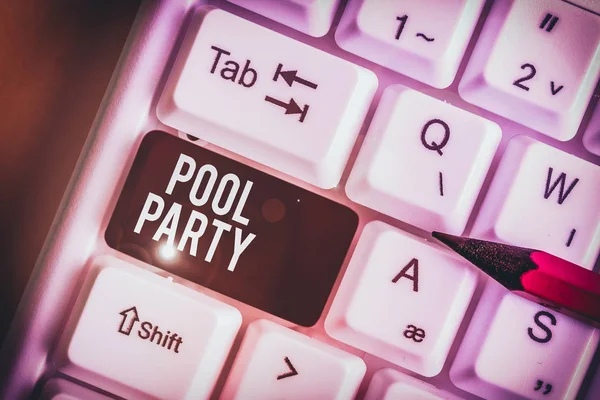 Wortschreiben Text Pool Party. Geschäftskonzept für Feierlichkeiten, die Aktivitäten in einem Swimmingpool umfasst weiße PC-Tastatur mit leerem Notizpapier über weißem Hintergrund Schlüssel Kopierraum. — Stockfoto