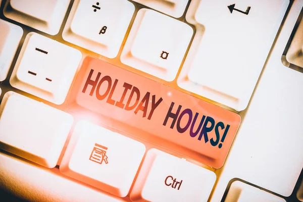 Fogalmi kézzel írásban mutatja Holiday hours. Üzleti fotó bemutató túlóra az alkalmazottakhoz a rugalmas munkaütemezések alatt White PC billentyűzet Jegyzetpapír fehér háttér felett. — Stock Fotó