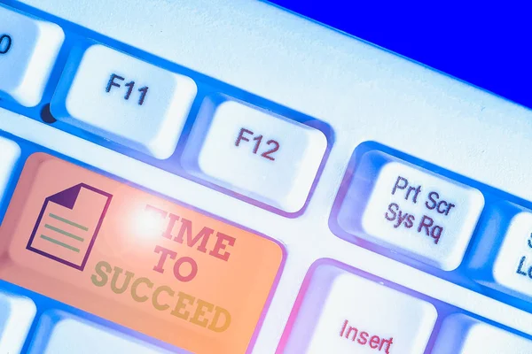 Schrijfbriefje met Time To Succeed. Zakelijke foto presenteren Thriumph kans Succes Bereiken van uw doelen. — Stockfoto