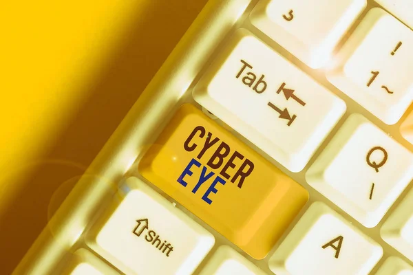 Texto de escritura de palabras Cyber Eye. Concepto de negocio para la herramienta se involucra en la construcción de tecnologías inteligentes en ciberseguridad Teclado de PC blanco con papel de nota vacío sobre el espacio de copia de clave de fondo blanco . — Foto de Stock