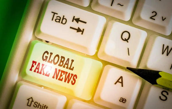 Slovo psaní textu Global Fake News. Obchodní koncept pro falešné informace Žurnalistika lže Dezinformace. — Stock fotografie