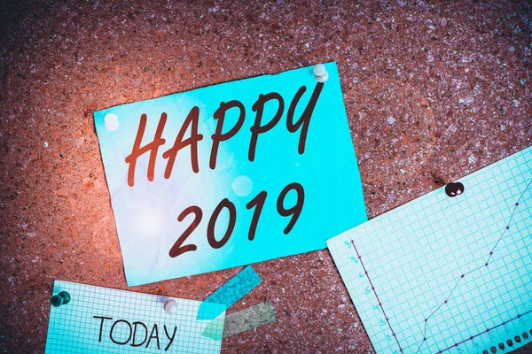 Text s nápisem Happy2019. Pocit konceptuální fotografie ukazující nebo způsobující radost nebo spokojenost pro rok 2019 Corkboard barva velikost papíru pin připínáček připínáček připínáček list billboard oznámení. — Stock fotografie