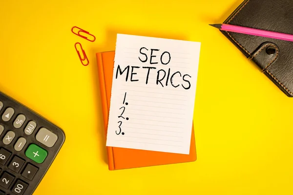 Tekstbord met Seo Metrics. Conceptuele foto meet de perforanalyse van de website voor organische zoekresultaten Stapel lege papieren met kopieerruimte op tafel. — Stockfoto