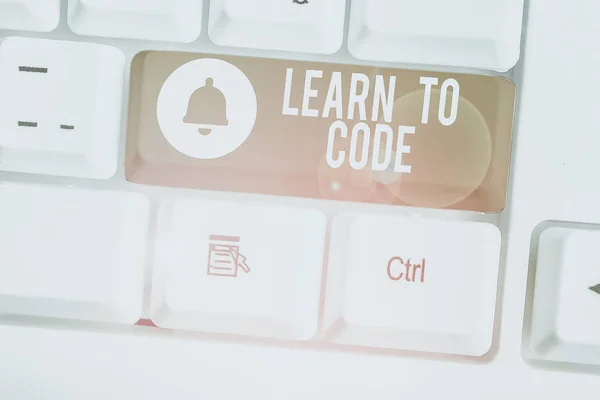 Scrivere a mano il testo Imparare a Codice. Concetto significato Imparare a scrivere software Essere un programmatore di computer Coder . — Foto Stock