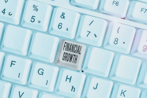 Tekstbord met financiële groei. Conceptuele foto verhoging van de financiën van een organisatie of individu. — Stockfoto