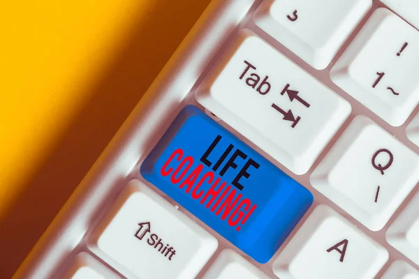 Texto de escritura de palabras Life Coaching. Concepto de negocio para demostrar empleado para ayudar a mostrar alcanzar sus objetivos en la carrera Teclado de PC blanco con papel de nota vacío sobre el espacio de copia de la tecla de fondo blanco . — Foto de Stock