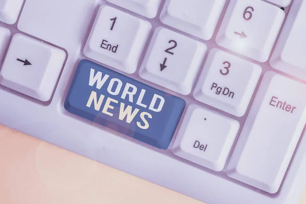 Sinal de texto mostrando World News. Foto conceitual global informações dignas de nota sobre eventos recentes ou importantes Teclado do PC branco com papel de nota vazio acima do espaço de cópia da chave de fundo branco . — Fotografia de Stock