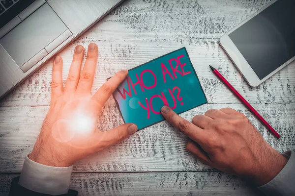 Signo de texto que muestra quién es Youquestion. Foto conceptual alguien preguntando su fondo o historia demostrativa Sostenga el papel de nota cerca del equipo de escritura y el dispositivo de teléfono inteligente moderno . — Foto de Stock