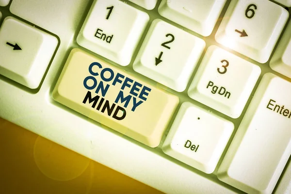 Написання нотатки про каву на мій розум. Бізнес фотографії Залежність від Coffee Starbucks Мислення про брак . — стокове фото