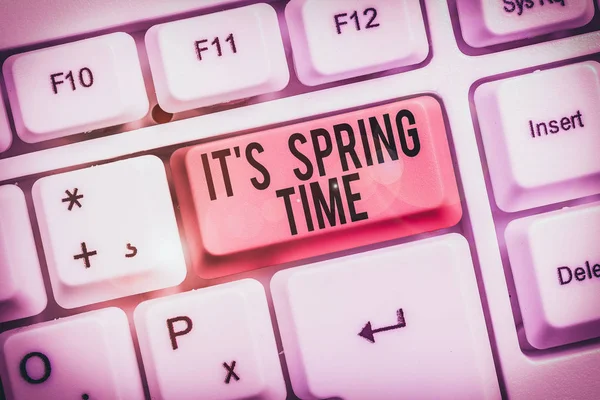 Schreibnotiz, die den Frühling anzeigt. Business-Foto präsentiert Saison nach dem Winter Blühen der Blumen Transformation Tastatur mit Notizpapier auf weißem Hintergrund Schlüssel Kopierraum. — Stockfoto