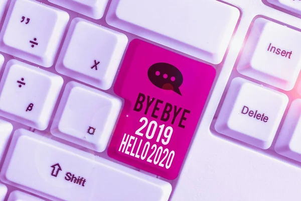 Word writing text Bye Bye 2019 Hello 2020. Üzleti koncepció a tavalyi évtől való elbúcsúzásra és egy másik jó fogadására White pc billentyűzet üres jegyzet papírral fehér háttér felett kulcs másolási hely — Stock Fotó