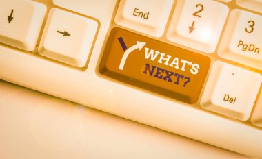 Ne S Sonraki Soru gösteren not yazma. Onun gelen eylemleri veya davranışları hakkında gösteren soran gösteren vitrinbeyaz arka plan üzerinde not kağıdı ile Beyaz pc klavye.