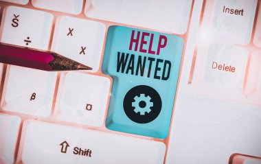 Kelime yazma metni Yardım Aranıyor. Kağıt bir reklam için İş kavramı bir işveren beyaz arka plan tuşu kopyalama alanı üzerinde boş not kağıdı ile yeni bir çalışan Beyaz pc klavye bulmak için yerleştirir.