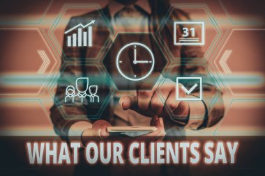 Müşterilerimizin söylediklerini gösteren bir not yazıyorum. İş fotoğraflarının gösterilmesi ya da ürün hakkında aktifin geri bildirimi. Kadın akıllı aygıt kullanılarak sunum sunumu için resmi iş elbisesi giyiyor..