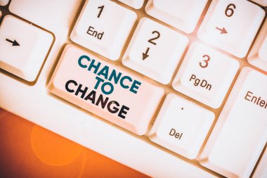 Şans değiştirmek için gösterilen Not yazma. Dönüştürme yeni iş fikirleri için fırsat vitrine iş fotoğraf.