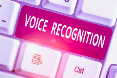 Kelime yazma ses tanıma. Bir bilgisayar sisteminin ses veya seslerle kontrol edilmesi için iş kavramı.