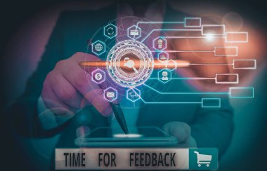 Geribildirim Zamanı gösteren not yazılıyor. Modern akıllı aygıtla bir ürün veya hizmetlere tepkiler hakkında bilgi sunan iş fotoğrafı fotoğraf ağı şeması.