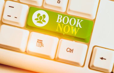 Kavramsal el yazısı şimdi kitabı gösteriyor. İş fotoğrafı metni Otel konaklama ya da uçak bileti için rezervasyon yapın.