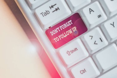 Don 't forget up up' ı gösteren bir not yazıyorum. İş konsepti, beyaz arkaplanın üzerinde nota kağıdı olan diğer kişilerle iletişimi sürdürmesini istemektir