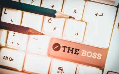 Patron 'un el yazısı. Beyaz arkaplan anahtar boşluğunun üzerinde boş not kağıdıyla birlikte Beyaz pc klavyesinde kimin denetim veya otorite uyguladığını gösteren bir gösterim anlamına geliyor.