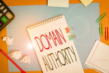 Alan adını gösteren not yazılıyor. Bir tanım kümesinin çizgili karton not defteri karton ofis çalışma kağıtları çizelgesini ne kadar iyi derecelendireceğini hesaplayan iş konsepti