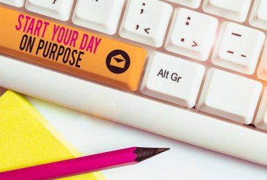 El yazısı metni Güne Amaçla Başla. Kavramsal fotoğraf Beyaz arkaplan anahtar boşluğunun üzerinde boş not kağıdı ile ne yapacağınız hakkında temiz fikirlere sahip olun