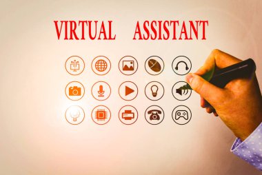 Sanal Asistanı gösteren metin işareti. Girişimcilere kimin çeşitli hizmetler sağladığını gösteren iş fotoğrafı metni