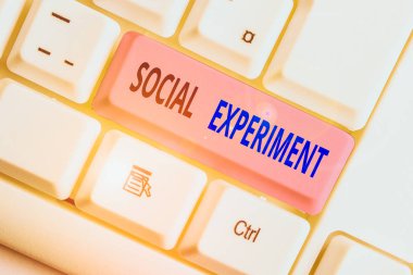 Sosyal Deneyi gösteren not yazılıyor. Huanalysis denekleriyle yürütülen araştırma projesi için iş kavramı