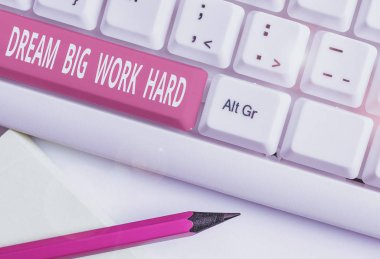 Dream Big Work Hard'ı gösteren bir metin işareti. İş fotoğraf metni Kendinize İnanın ve beyaz arka plan tuşu kopyalama alanı üzerinde boş not kağıdı ile rüyalar ve hedefler Beyaz pc klavye izleyin