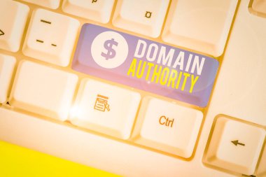 Domain Authority 'yi gösteren kavramsal el yazısı. İş fotoğrafı metni bir alan adının ne kadar iyi derecelendireceğini hesapladı.