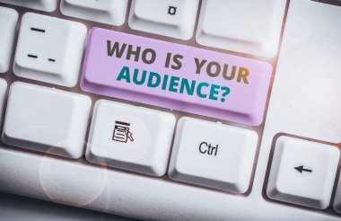 İzleyici Niz Kimdir Sorusunu gösteren kavramsal el yazısı. Beyaz arka plan üzerinde not kağıdı ile beyaz pc klavye izliyor veya dinliyor İş fotoğraf metin.