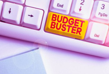 Budget Buster 'ı gösteren bir not yazıyorum. İş fotoğraflarında Kaygısız Harcama Gereksiz Satın Almalar Beyaz bilgisayar klavyesinin üzerinde beyaz arkaplan üzerinde not kağıdı ile fazla harcama.