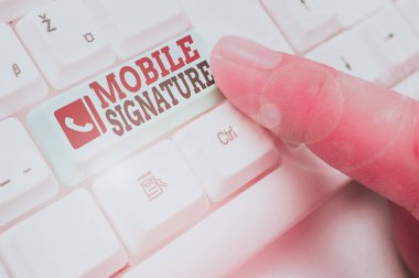 Mobil imzayı gösteren metin işareti. Kavramsal fotoğraf dijital imzası cep telefonunda oluşturuldu.