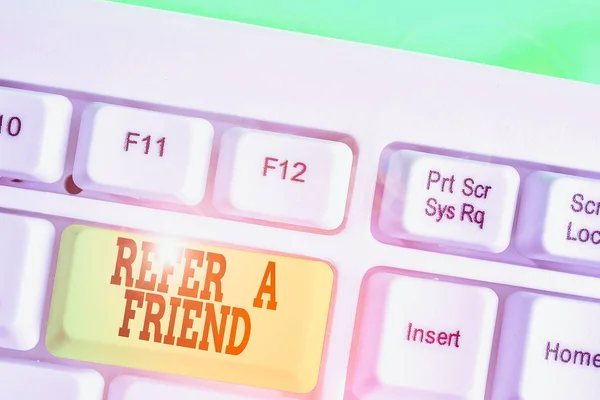 Концептуальный почерк, показывающий Refer A Friend. Рекомендация Назначить кого-то квалифицированного для выполнения этой задачи . — стоковое фото