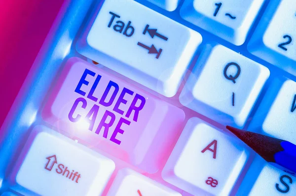 Elyazısı Elder Care. Kavram, tıbbi sorunlarda yardıma ihtiyacı olan yaşlıların bakımı anlamına gelir.. — Stok fotoğraf