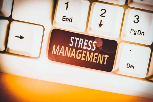 Conceptuele handschrift toont Stress Management. Business foto tekst methode van het beperken van stress en de effecten ervan door het leren van manieren Witte pc toetsenbord met nota papier boven de witte achtergrond. — Stockfoto