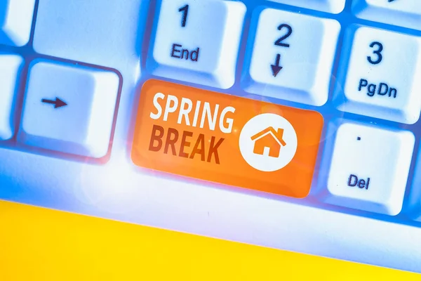 Ecriture conceptuelle montrant Spring Break. Photo d'affaires présentant la semaine s est vacances pour les étudiants au printemps typiquement à Pâques clavier pc blanc avec papier note au-dessus du fond blanc . — Photo
