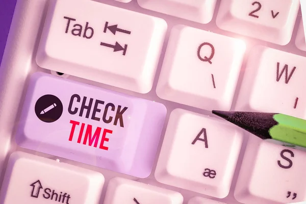 Conceptuele handschrift toont Check Time. Zakelijke foto presentatie voorbeeld van het controleren van de tijd die nodig is om een bepaalde afstand te dekken. — Stockfoto