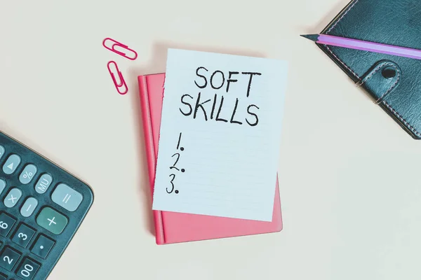 Az sms-ben Soft Skills áll. Koncepcionális fotó demonstrációs attribútum, amely támogatja a szituációs tudatosság Pile üres papírok másolási hely az asztalon. — Stock Fotó