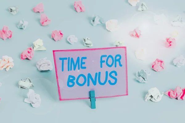 Koncepcionális kézírás, ami a Time For Bonus-t mutatja. Üzleti fotó szöveg egy összeget hozzá a bemutató s a bérek, mint a jutalom Színes gyűrött papírok üres emlékeztető kék padló ruhaszárító. — Stock Fotó