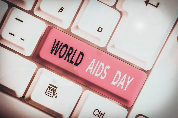 Escribiendo una nota que muestra el Día Mundial del SIDA. Fotografía comercial del 1 de diciembre dedicada a la sensibilización sobre el sida . — Foto de Stock