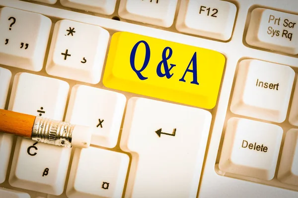 질문으로 정의된 Q 및 A. 비즈니스 사진을 보여주는 필기 노트와 흰색 배경 위에 메모 용지가 있는 흰색 PC 키보드에 답변. — 스톡 사진