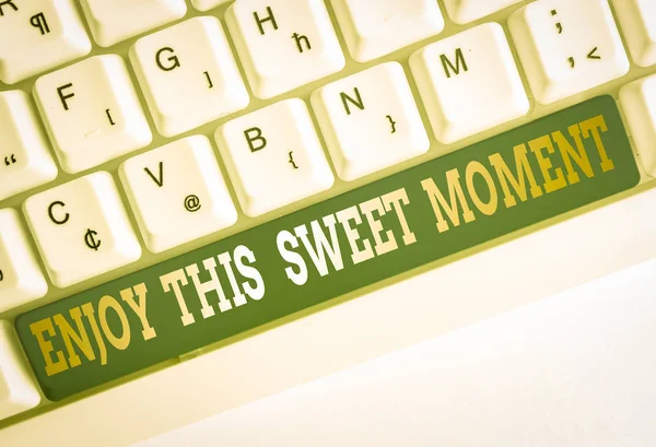 Textskylt med texten Enjoy This Sweet Moment. Konceptuell bild uppmuntra någon att älska sitt liv tidslinje Vit dator tangentbord med tom lapp papper ovanför vit bakgrund nyckel kopiera utrymme. — Stockfoto
