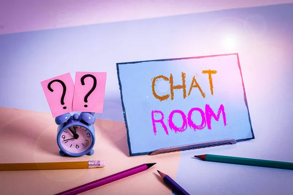 Writing note showing Chat Room. Business photo showcasing area on the Internet or computer network where users communicate Mini size alarm clock beside stationary on pastel backdrop. — 图库照片