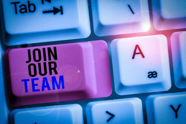 Присоединяйтесь к нашей команде. Концептуальное фото Найм вакансий Huanalysis resource recruitment Manpower hunt White pc keyboard with empty note paper above white background key copy space
