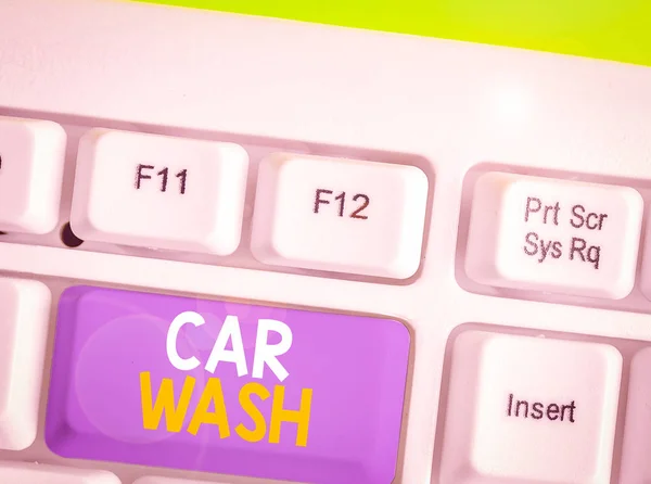 洗車を示す注記自動車その他の車両を洗浄するための設備を含む建物の事業の概念 — ストック写真