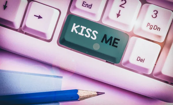 Escribiendo Una Nota Que Muestra Kiss Concepto Negocio Para Solicitar — Foto de Stock