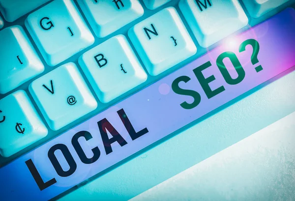 Escribiendo nota mostrando Seoquestion Local. Foto de negocios que muestra una manera increíblemente efectiva de comercializar su negocio local en línea . — Foto de Stock