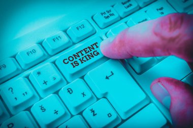 El yazısı içeriği kraldır. Kavram, içeriğin beyaz arkaplan anahtar alanının üzerinde boş not kağıdı bulunan bir web sitesinin başarısı için merkezi olduğuna inanmaktır.