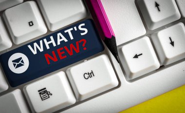 Ne S Yeni Soru gösteren not yazma. Birisine şu anki canlı etkinlikleri hakkında soru sorduğunuzda vitrine çıkan beyaz arka plan üzerinde not kağıdı olan Beyaz pc klavyesi.